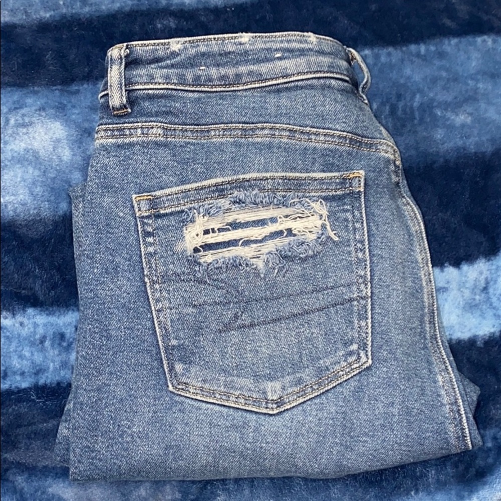 AMERICAN EAGLE MOM JEAN